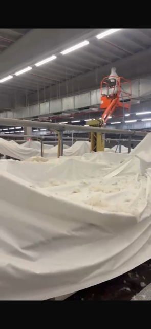 Schoonmaak in een weverij (textielproductie) vraagt een specifieke aanpak door stof, vezels, olie en machines.