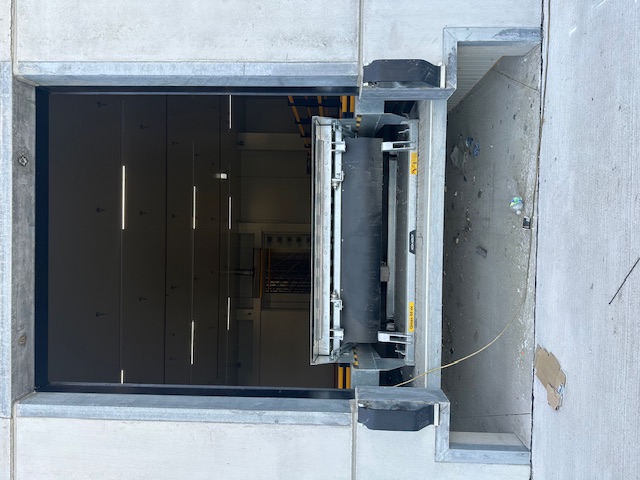 het schoonmaken van de laadbruggen / docklevelers