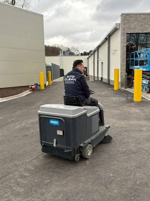 Borstelen van terreinen zoals parkings, opritten, industriële zones en paden